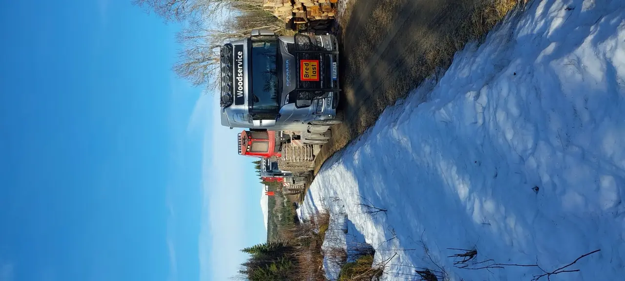 Skogsjumbo-släp kopplat till Volvo FH16, Östavall